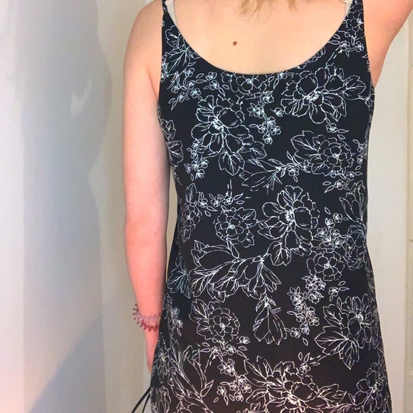 R ESSENTIALS - Black & White Floral Print Reversible Two Style Tank - Picture 2 of 2